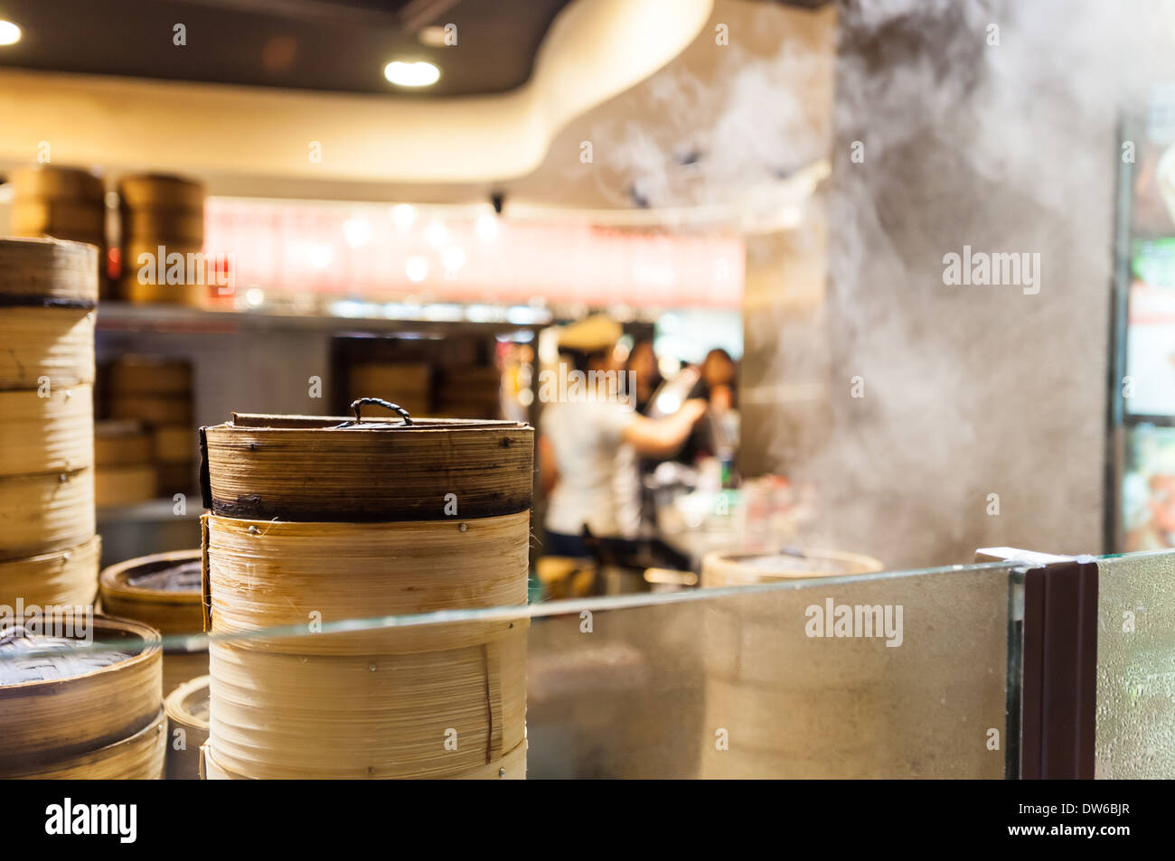 Dampfer Bambuskörben in einem Restaurant in Singapur. Stockfoto