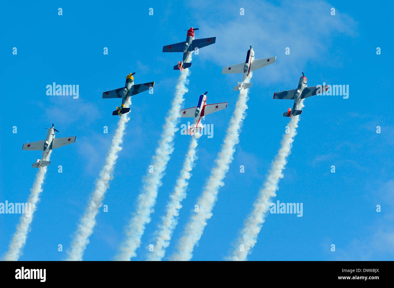 Yak-50 Aerostars Kunstflugstaffel fliegen bei Duxford Air show UK Stockfoto