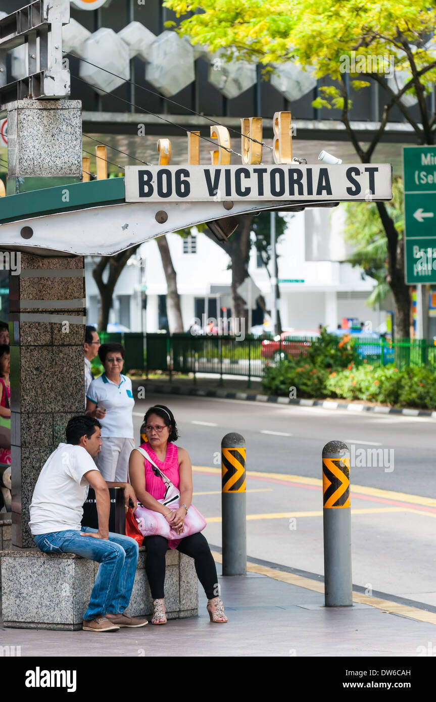 Singapurer warten auf den Bus in Bugis Junction in Singapur. Stockfoto