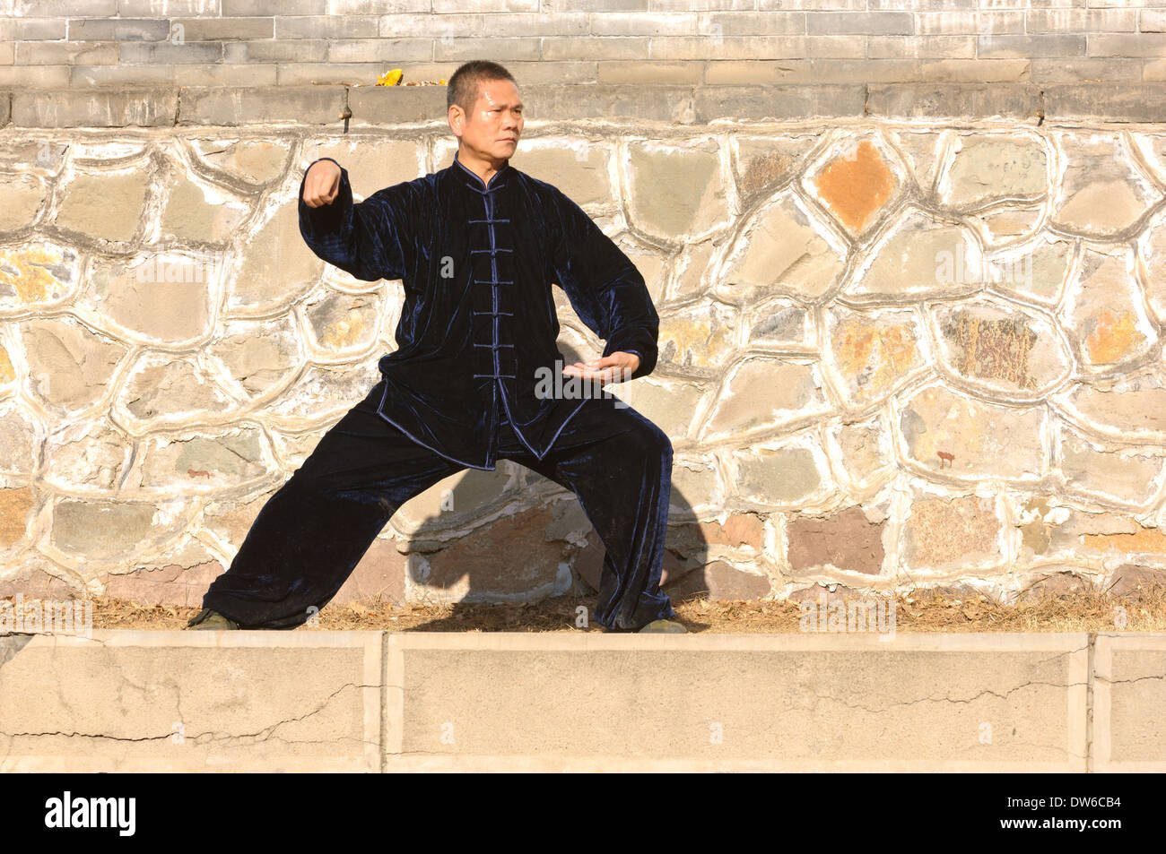 Mann in schwarzem Outfit Kung Fu Training. Chengde/China. Stockfoto