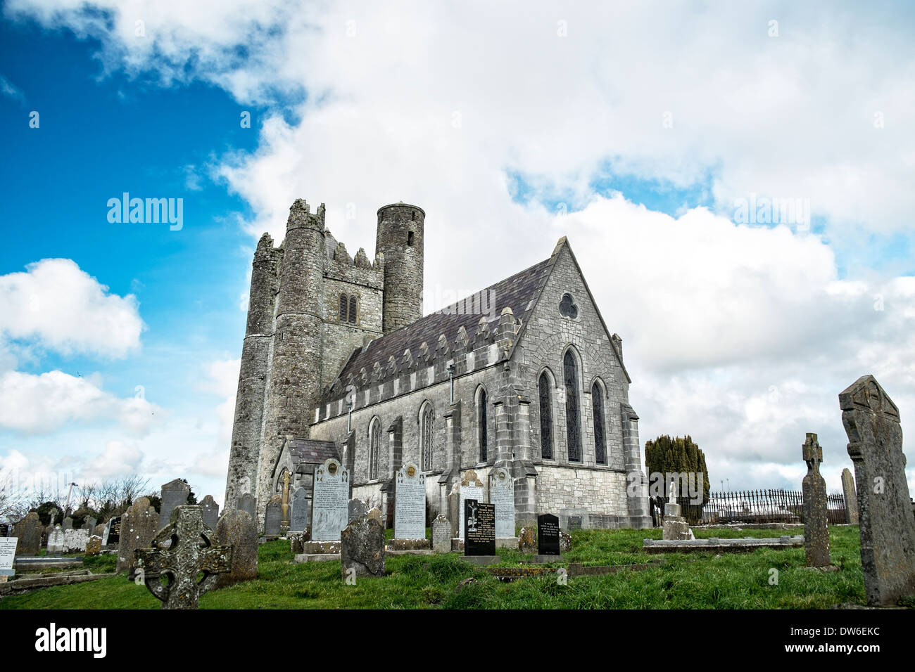 Entweihte Kirche von Irland Kirche mit frühen christlichen Turm und runder Turm angebracht - Lusk, County Dublin, Irland Stockfoto