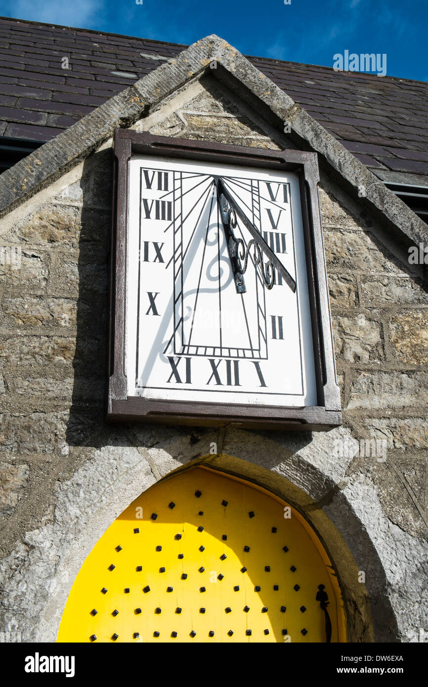 Sonnenuhr über der Eingangstür der Kirche St. Patricks Church of Ireland in Donabate, County Dublin, Irland Stockfoto