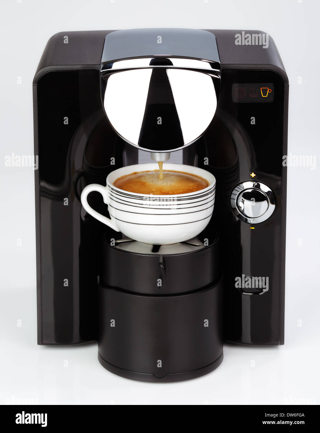 Eine schwarze moderne Espresso-Maschine macht einen Kaffee auf einem weißen Hintergrund Stockfoto Eine schwarze moderne Espresso-Maschine macht einen Kaffee auf einem weißen Hintergrund Stockfoto
