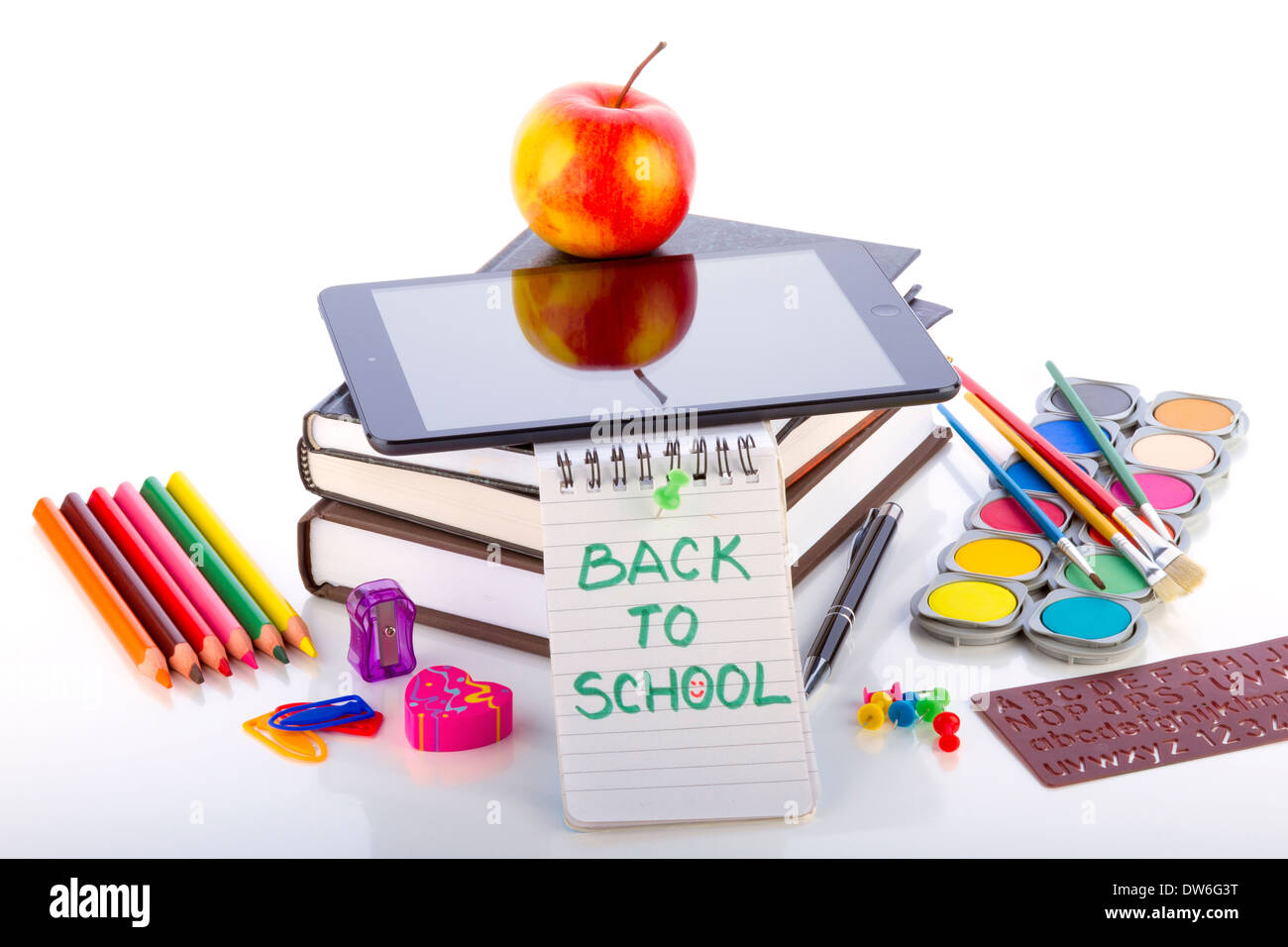 iPad Mini2 mit Schule Zubehör - Mini-digital-Tablette mit Schule Zubehör auf weißem Hintergrund Stockfoto