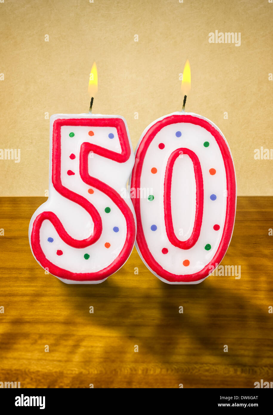 Nummer 50 Geburtstag Kerze gegen einen hellen Hintergrund gelb Stockfotografie