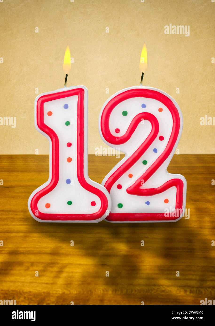 Brennende Geburtstag Kerzen Nummer 12 Stockfotografie - Alamy