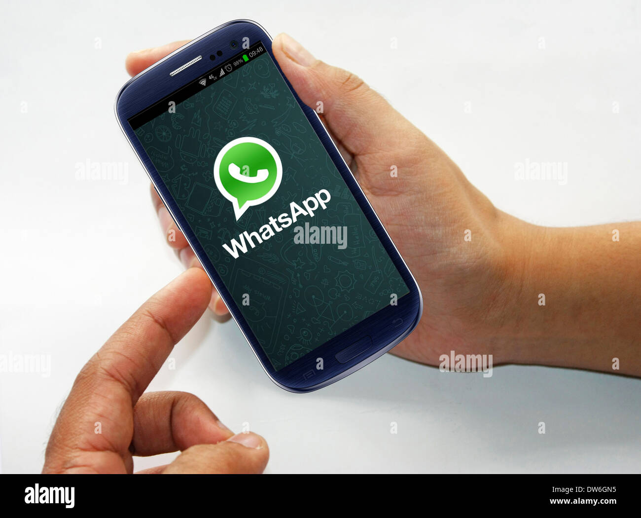 Benutzer mit Whatsapp in einem mobilen Stockfoto