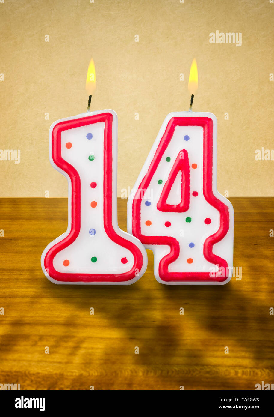 Brennende Geburtstag Kerzen Nummer 14 Stockfoto
