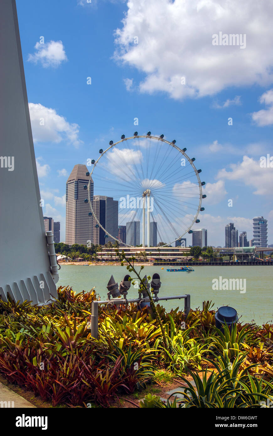 Singapore Flyer, über den Marina-Stausee aus betrachtet Stockfoto