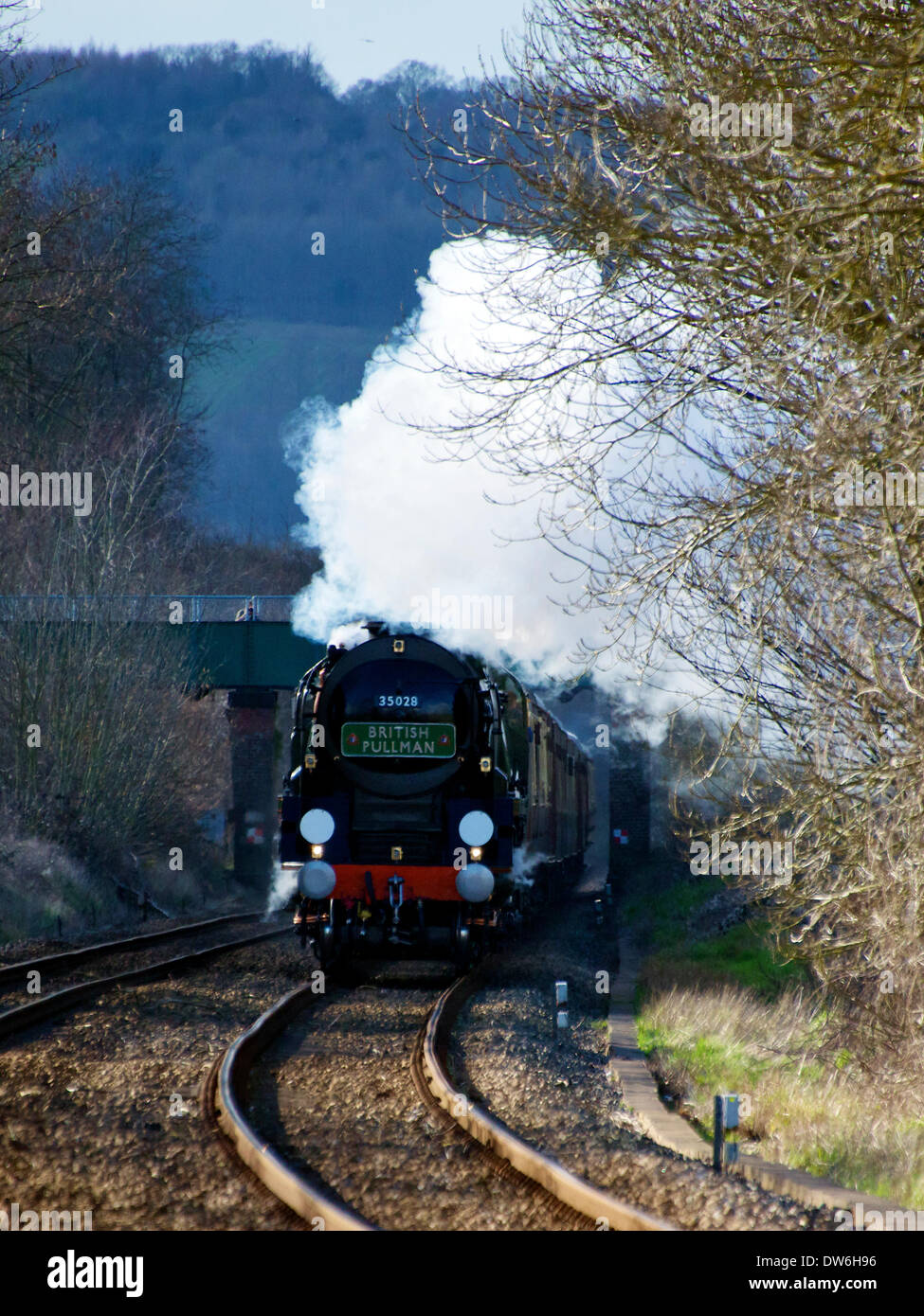 Brockham, Dorking, Surrey. Samstag, 1. März 2014. Der VS Orient Express Steam Locomotive BR (S) Handelsmarine Clan Line Klasse 4-6-2 Nr. 35028 "Mittagessen Ausflug" Rast durch die Surrey Hills in Surrey, 1500hrs Samstag, 1. März 2014 auf dem Weg nach London Victoria. Credit: Foto von Lindsay Constable / Alamy Live News Stockfoto