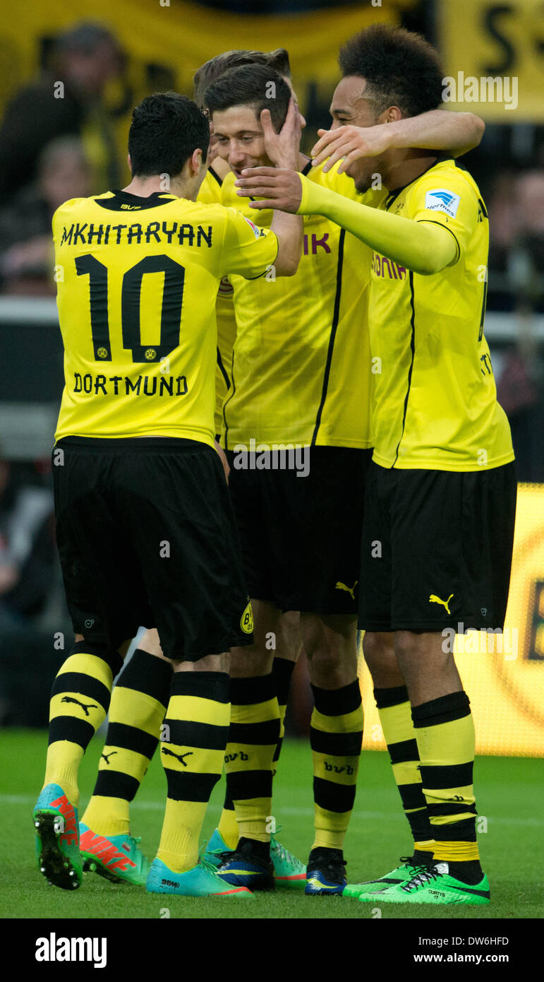 Dortmunder Robert Lewandowski (C) jubelt nach seinem 2: 0-Tor mit Pierre-Emerick Aubameyang (R) und Henrich Mchitarjan während der Fußball-Bundesliga-Spiel zwischen Borussia Dortmund und 1. FC Nürnberg im Iduna Park in Dortmund, Deutschland, 1. März 2014. Foto: Bernd Thissen/Dpa (Achtung: aufgrund der Akkreditierungsrichtlinien die DFL nur erlaubt die Veröffentlichung und Nutzung von bis zu 15 Bilder pro Spiel im Internet und in Online-Medien während des Spiels.) Stockfoto