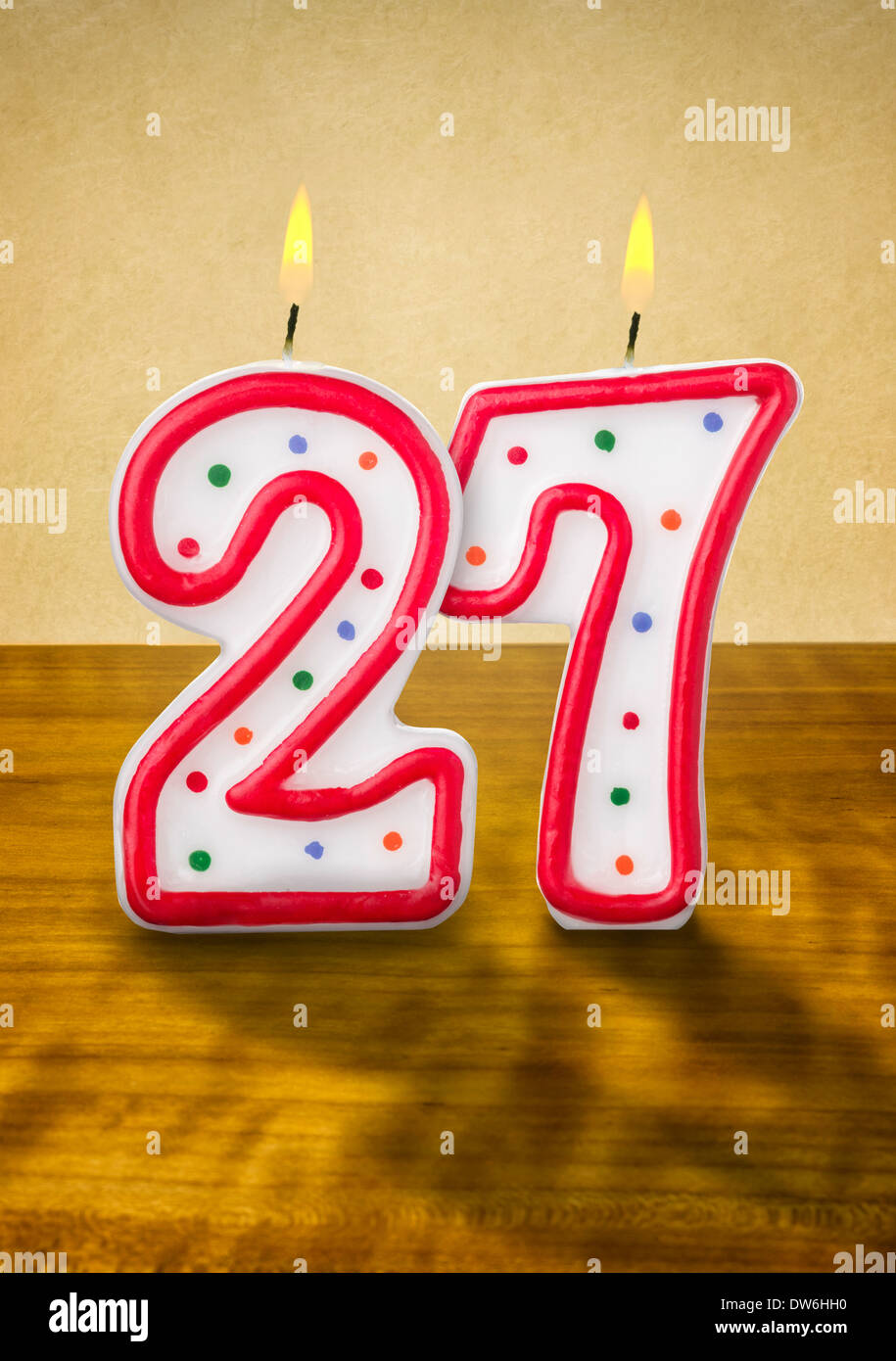 Brennende Geburtstag Kerzen Nr. 27 Stockfoto