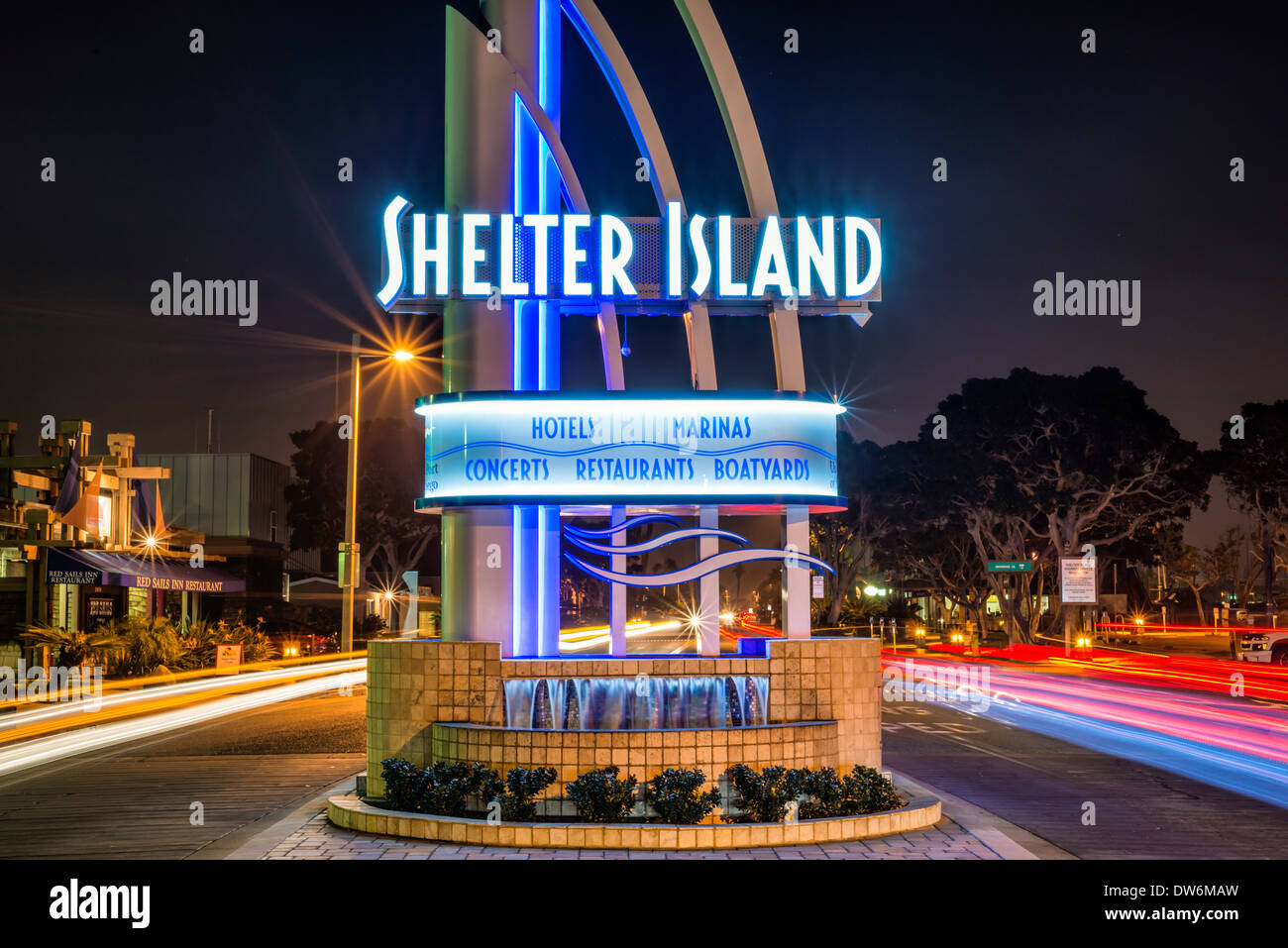 Shelter Island Leuchtreklame. Auto helle Streifen das Schild vorbei.  San Diego, California, Vereinigte Staaten von Amerika. Stockfoto