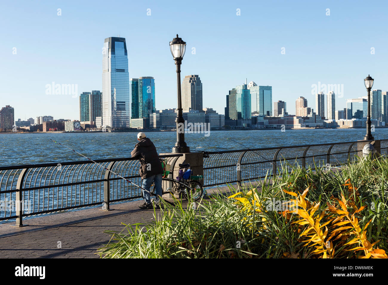 Die Esplanade der Battery Park City mit den Hudson River und New Jersey