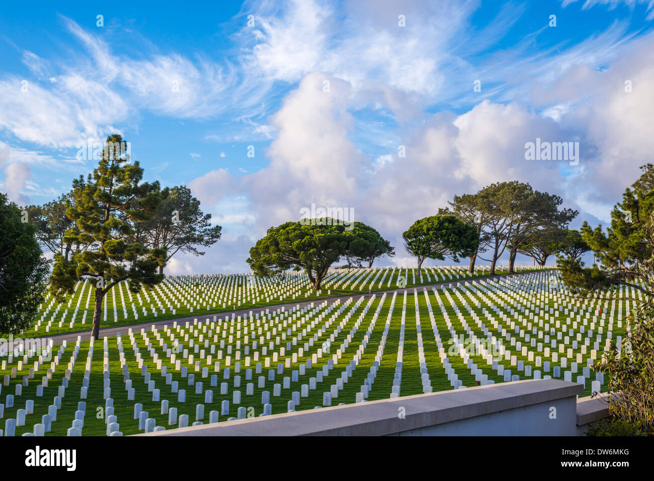 Majestätische Wolken über dem Fort Rosecrans National Cemetery. San Diego, California, Vereinigte Staaten von Amerika. Stockfoto