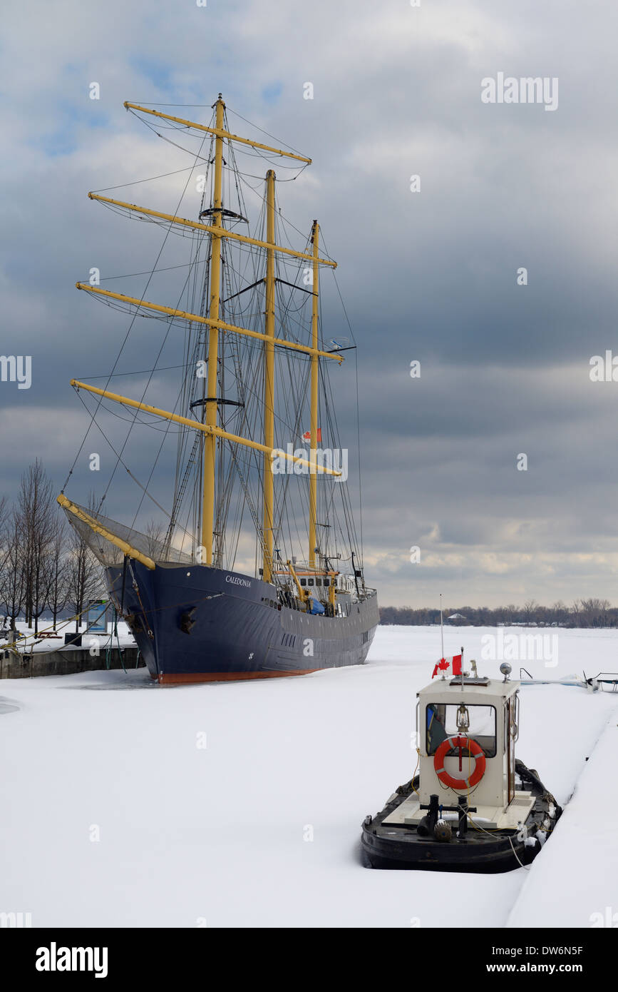 Caledonia Tall Ship und Tugboat in Eis und Schnee in Toronto Harbour Lake Ontario gesperrt Stockfoto