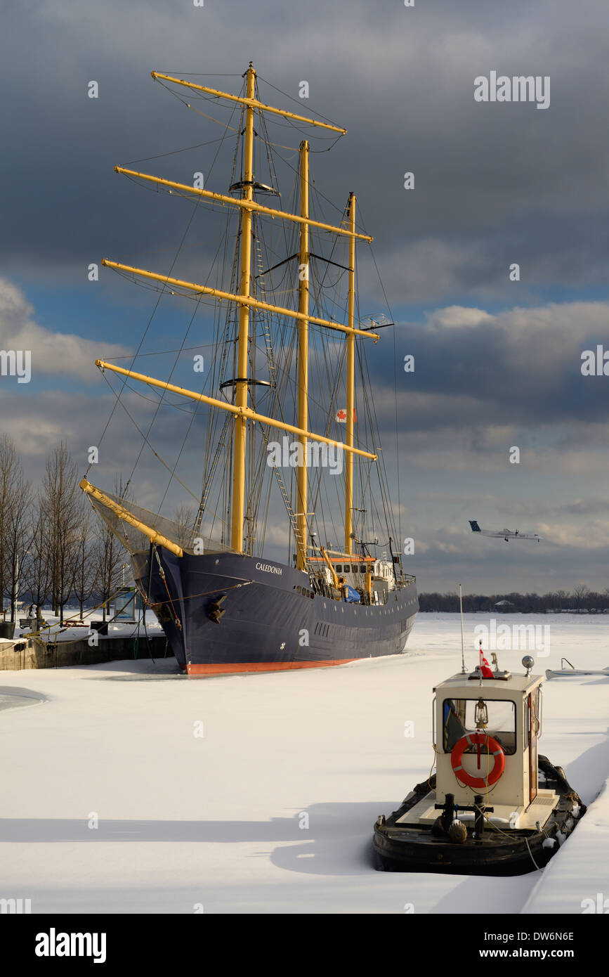 Caledonia Großsegler mit Schlepper und Flugzeug auf Eis gesperrt Toronto Harbour im Winter Lake Ontario Stockfoto