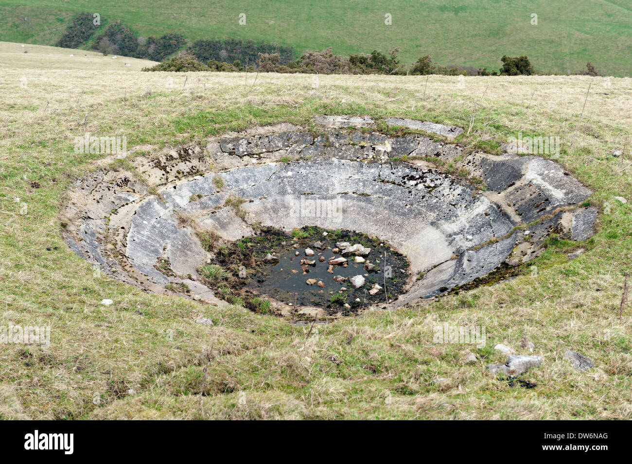 Kleinen Teich Tau auf einem Hügel in Derbyshire ausgetrocknet Stockfoto