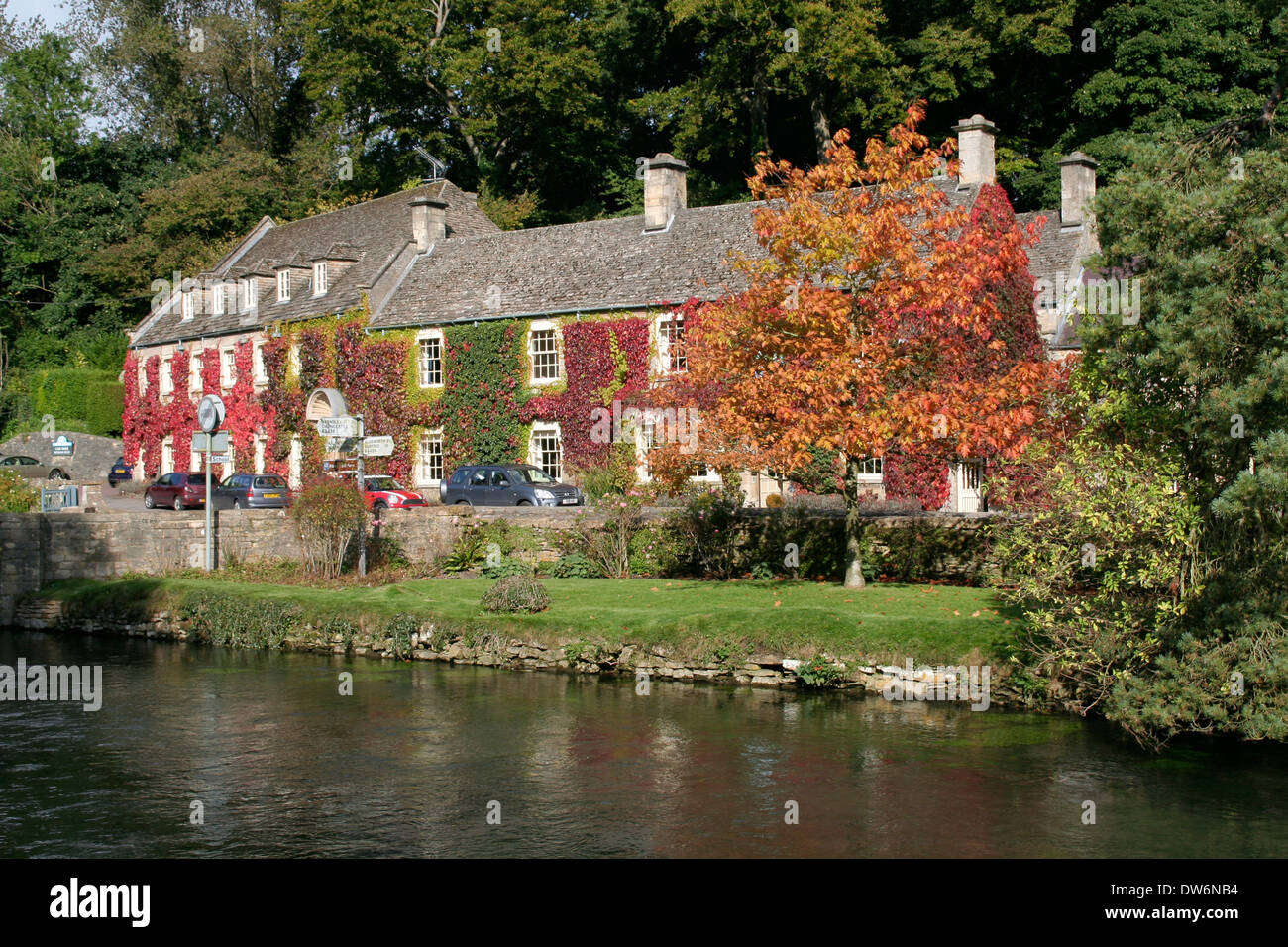 Herbstfärbung Swan Hotel und Fluss Coln Bibury Gloucestershire Stockfoto