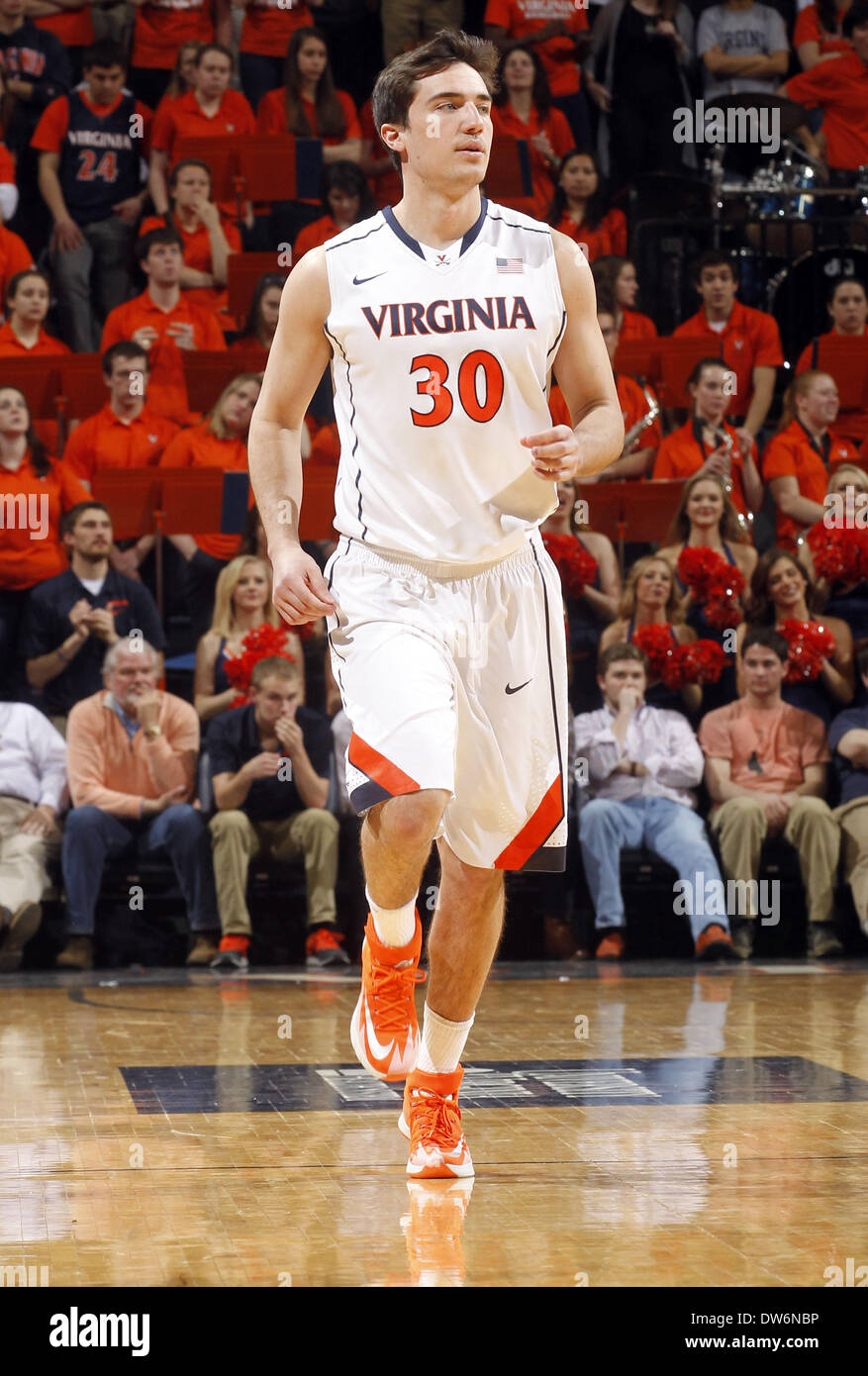 Charlottesville, Virginia, USA. 26. Februar 2014. Virginia bewachen Thomas Rogers (30) bei einem NCAA Basketball-Spiel Montag, 24. Februar 2014 in Charlottesville, VA. Virginia besiegte Miami 65-40. © Andrew Shurtleff/ZUMAPRESS.com/Alamy Live-Nachrichten Stockfoto