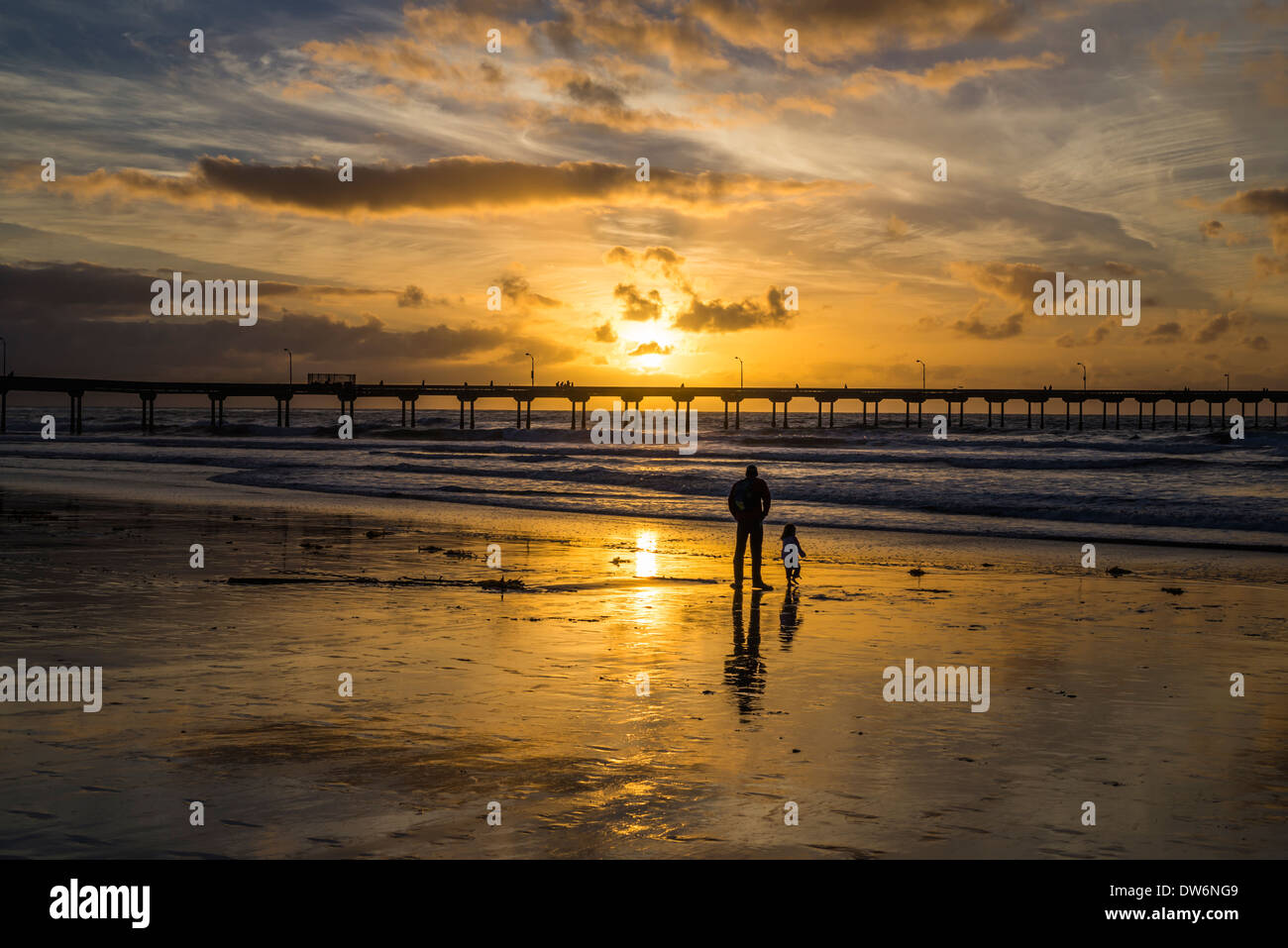 Ocean Beach und Ocean Beach Pier mit lebendigen Sonnenuntergang. San Diego, California, Vereinigte Staaten von Amerika. Stockfoto