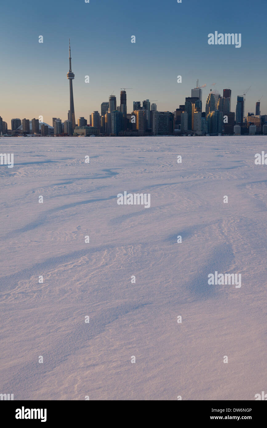 Skyline von Toronto mit dem CN Tower und Hochhaus-Türme im Winter von Schnee bedeckt Lake Ontario Toronto Islands bei Sonnenuntergang Stockfoto