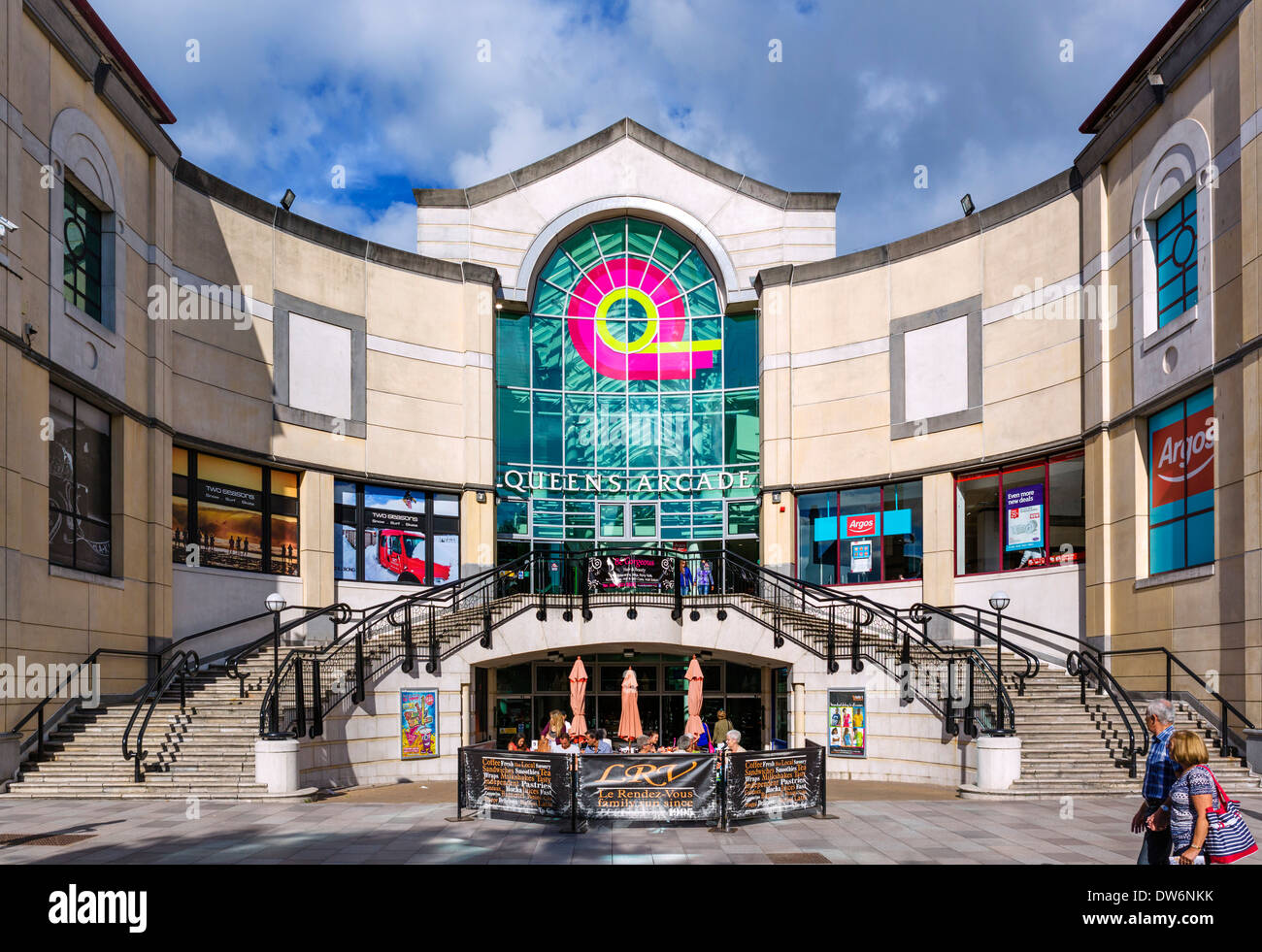 Eingang zum Queen es Arcade Shopping Centre von Arbeiten Street, Cardiff, South Glamorgan, Wales, UK Stockfoto