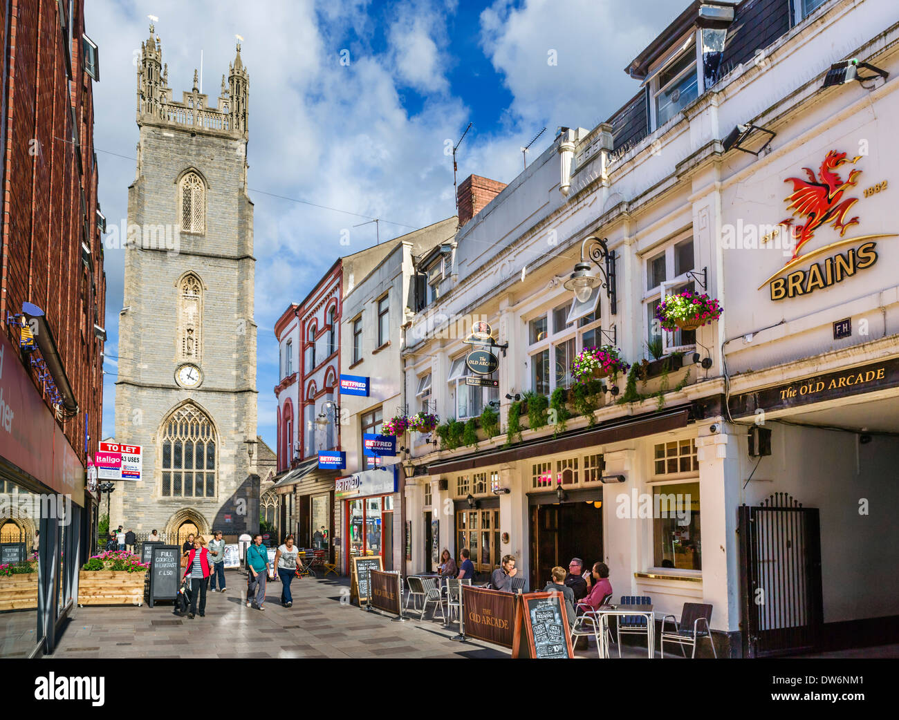 Die alten Arcade-Kneipe in der Church Street mit Blick auf St. Johannes der Täufer Pfarrkirche, South Glamorgan, Wales, Cardiff, UK Stockfoto