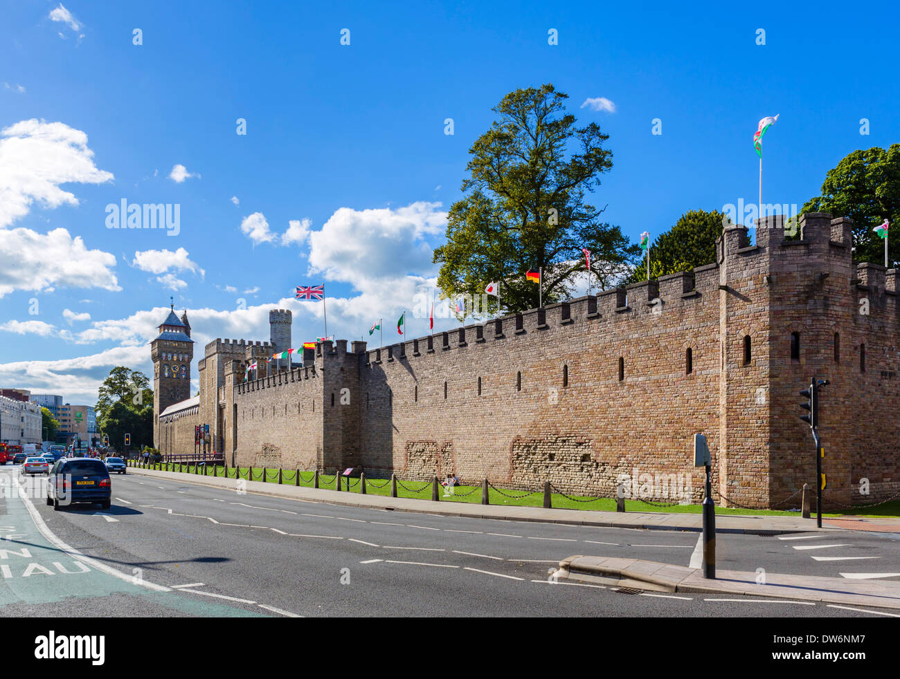 Die Außenwände des Cardiff Castle nahe dem Eingang am Schloss Street, Cardiff, South Glamorgan, Wales, UK Stockfoto