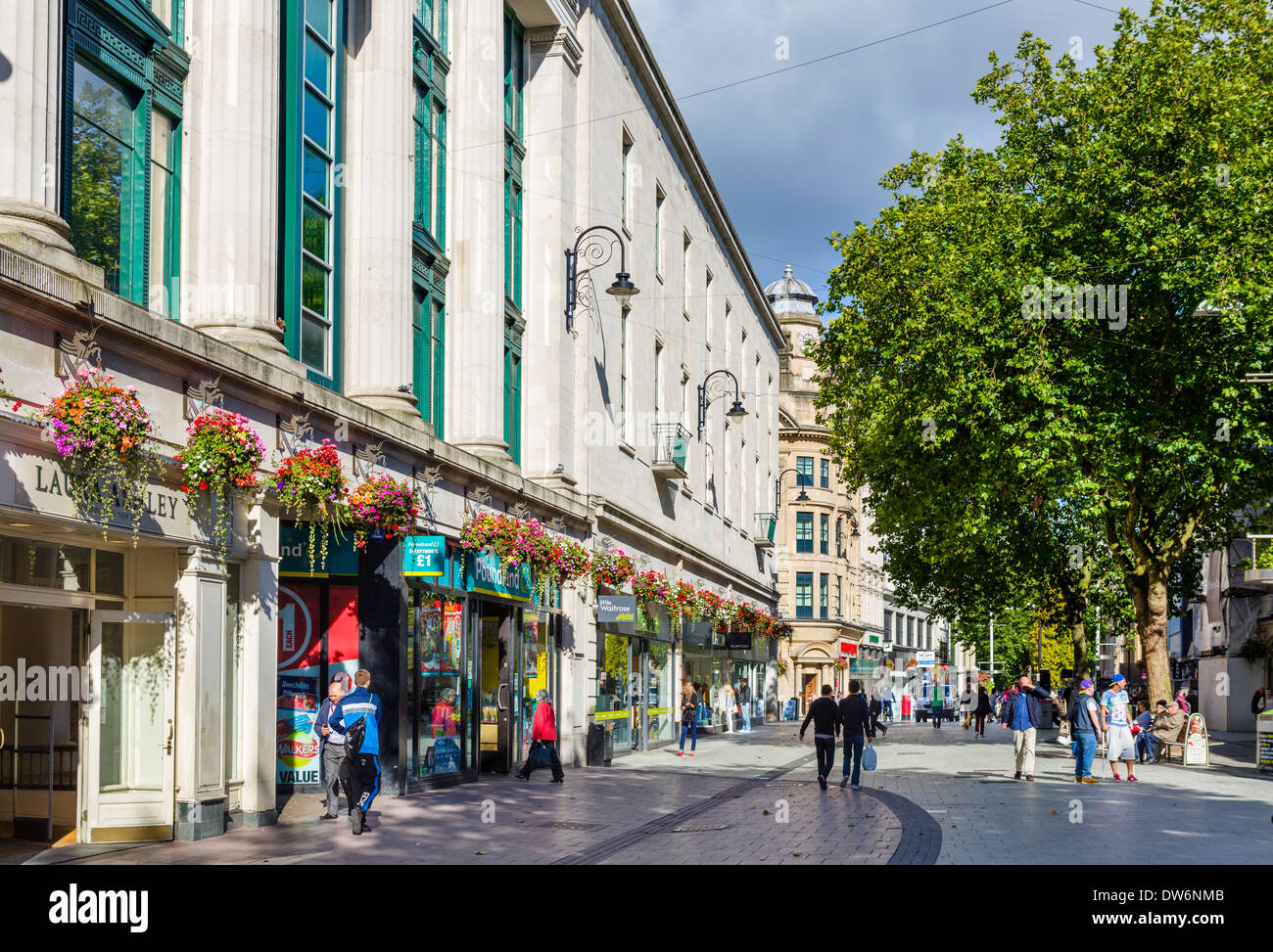 Geschäfte auf der Queen Street in der Stadt Zentrum, Cardiff, South Glamorgan, Wales, UK Stockfoto