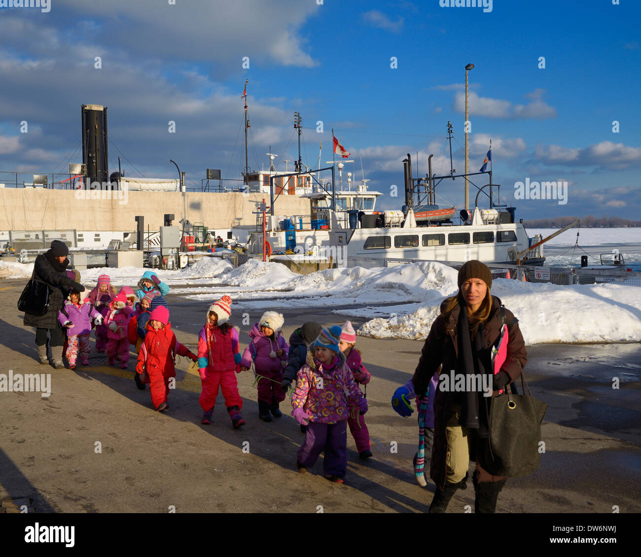 Gruppe von Schulkindern aus zurück nach Toronto Wards Insel mit der Fähre im Winter an der Harbourfront-terminal Stockfoto