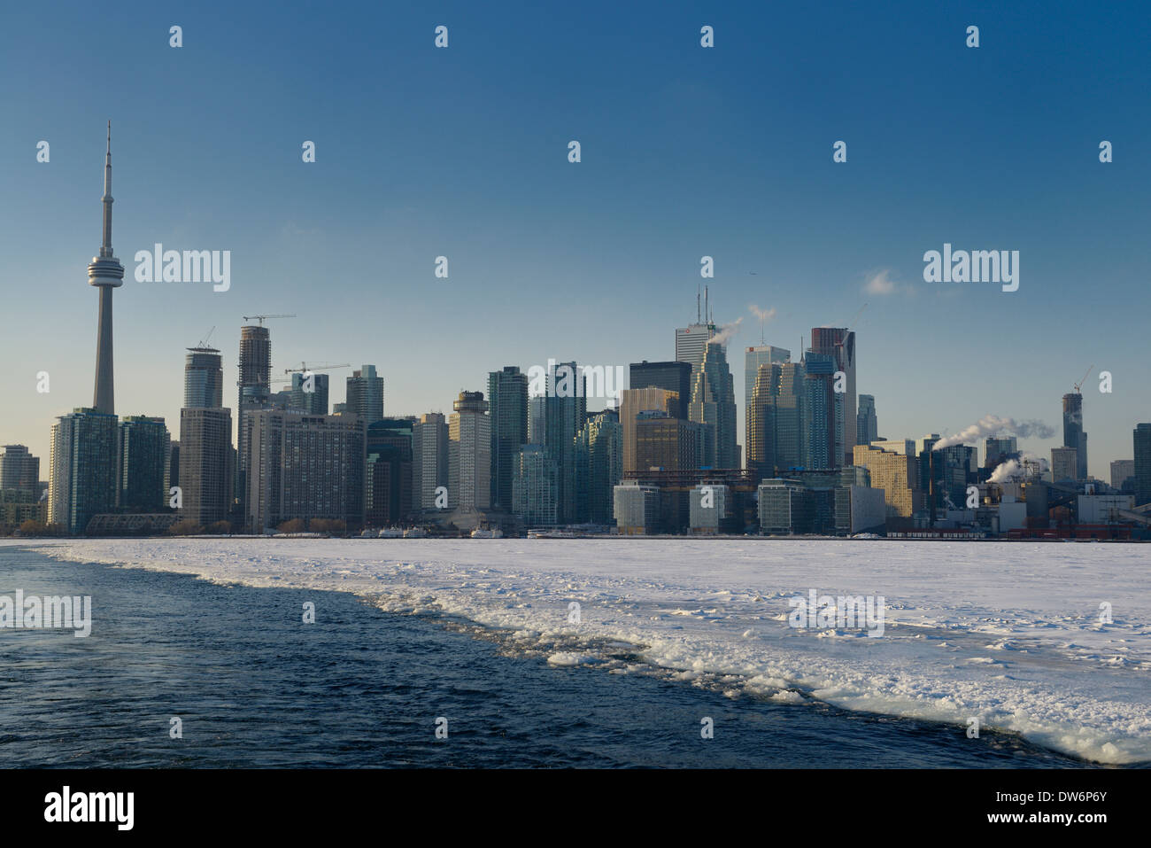 Toronto Skyline der Stadt im Winter vom Eis brechen weg von Wards Island Ferry am zugefrorenen See Ontario Stockfoto