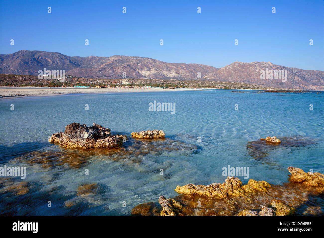 Kleine Felsen am Rande des Elafonisos Beach - einer der die fabelhafte in Europa - zu Tage tretenden in Süd-West Kreta, Griechenland Stockfoto