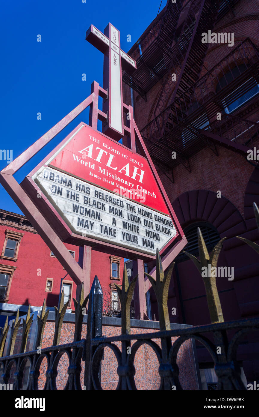 Die ATLAH World Missionary Church an der Lenox Avenue in Harlem in New York veröffentlicht eine homophobe Nachricht Stockfoto