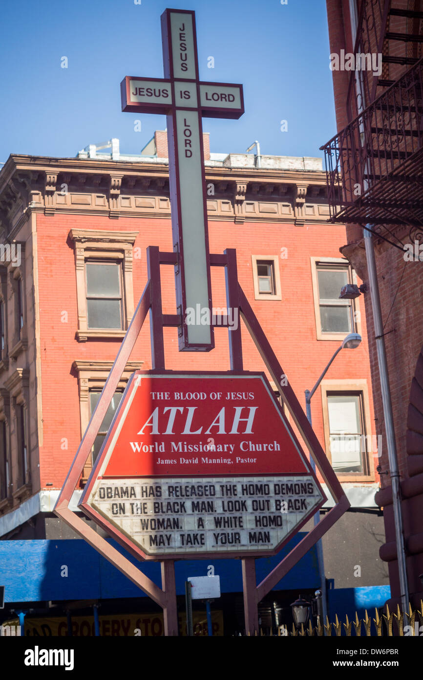 Die ATLAH World Missionary Church an der Lenox Avenue in Harlem in New York veröffentlicht eine homophobe Nachricht Stockfoto