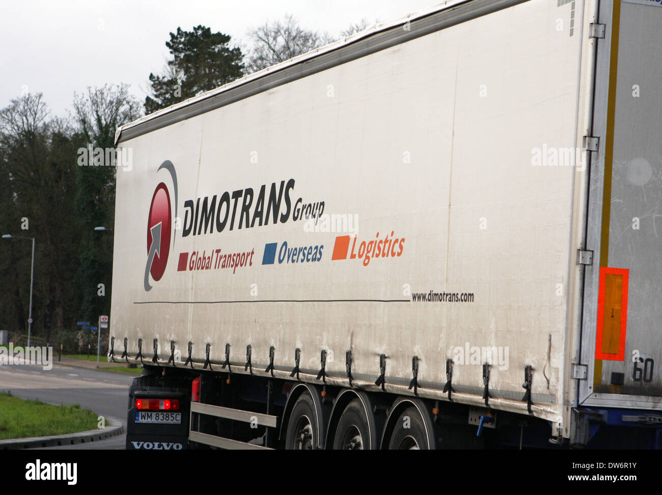 Ein Sattelschlepper Reisen rund um einen Kreisverkehr in Coulsdon, Surrey, England. Stockfoto