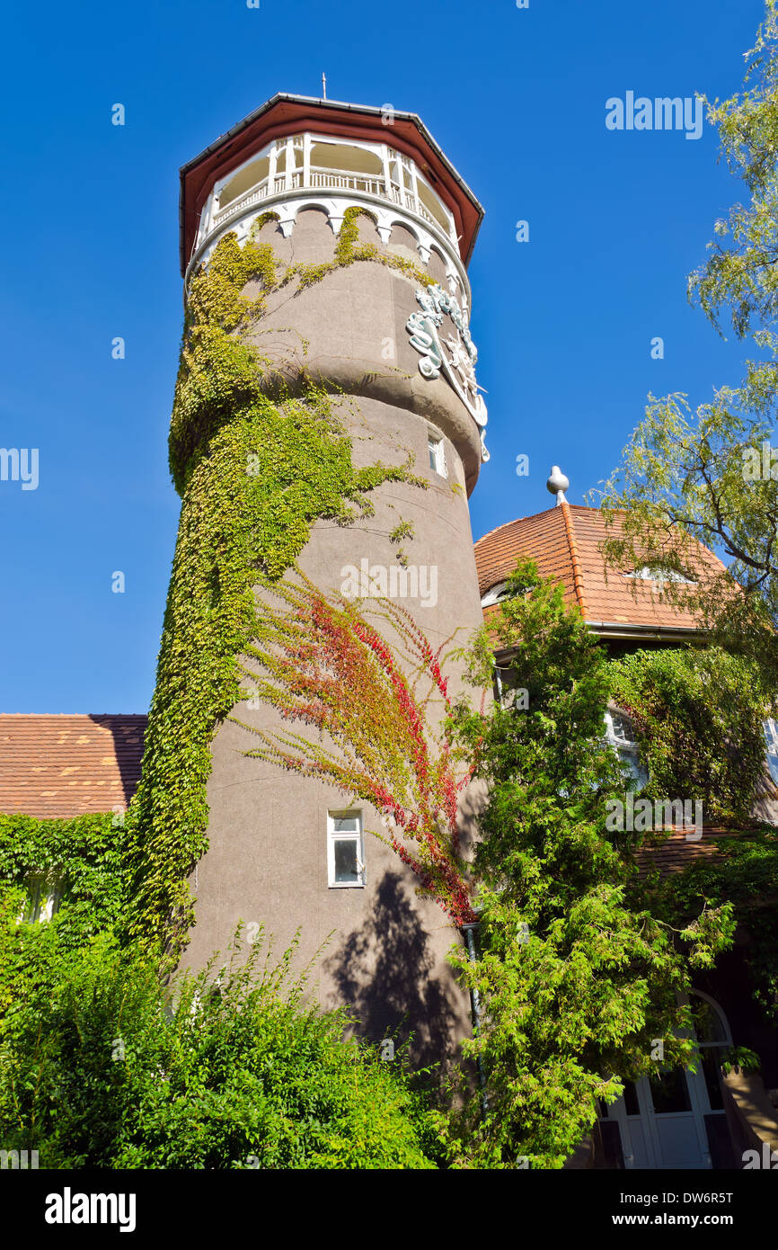 Alte deutsche Wasserturm - Wahrzeichen der Stadt Svetlogorsk (bis 1946 Rauschen). Oblast Kaliningrad, Russland Stockfoto