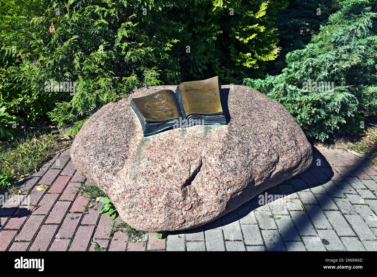 Denkmal für Thomas Mann in Form eines aufgeschlagenen Buches. Swetlogorsk (bis 1946 Rauschen), Oblast Kaliningrad, Russland Stockfoto