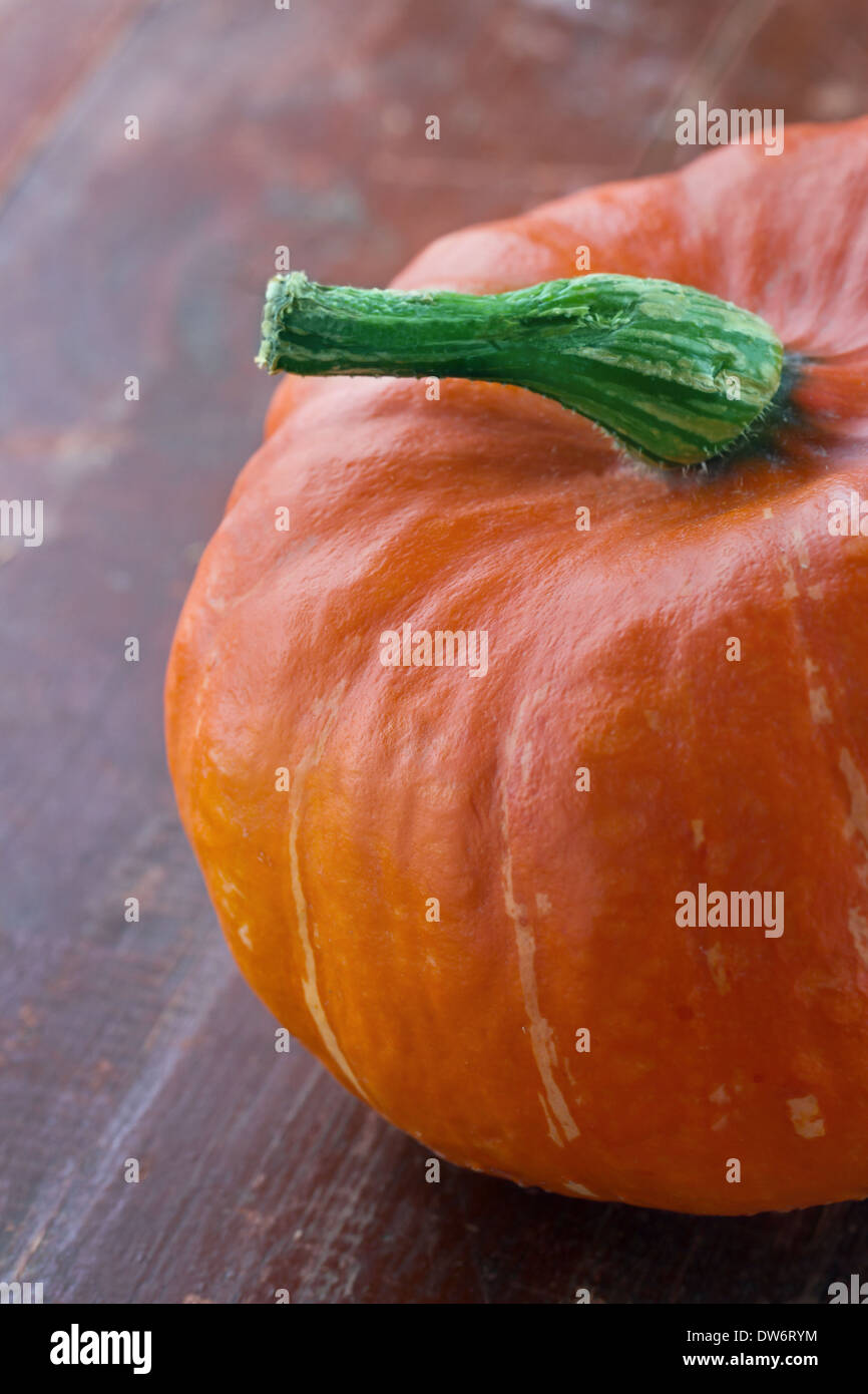Oranger Halloweenkürbis auf rotem Holz rustikal Stockfoto