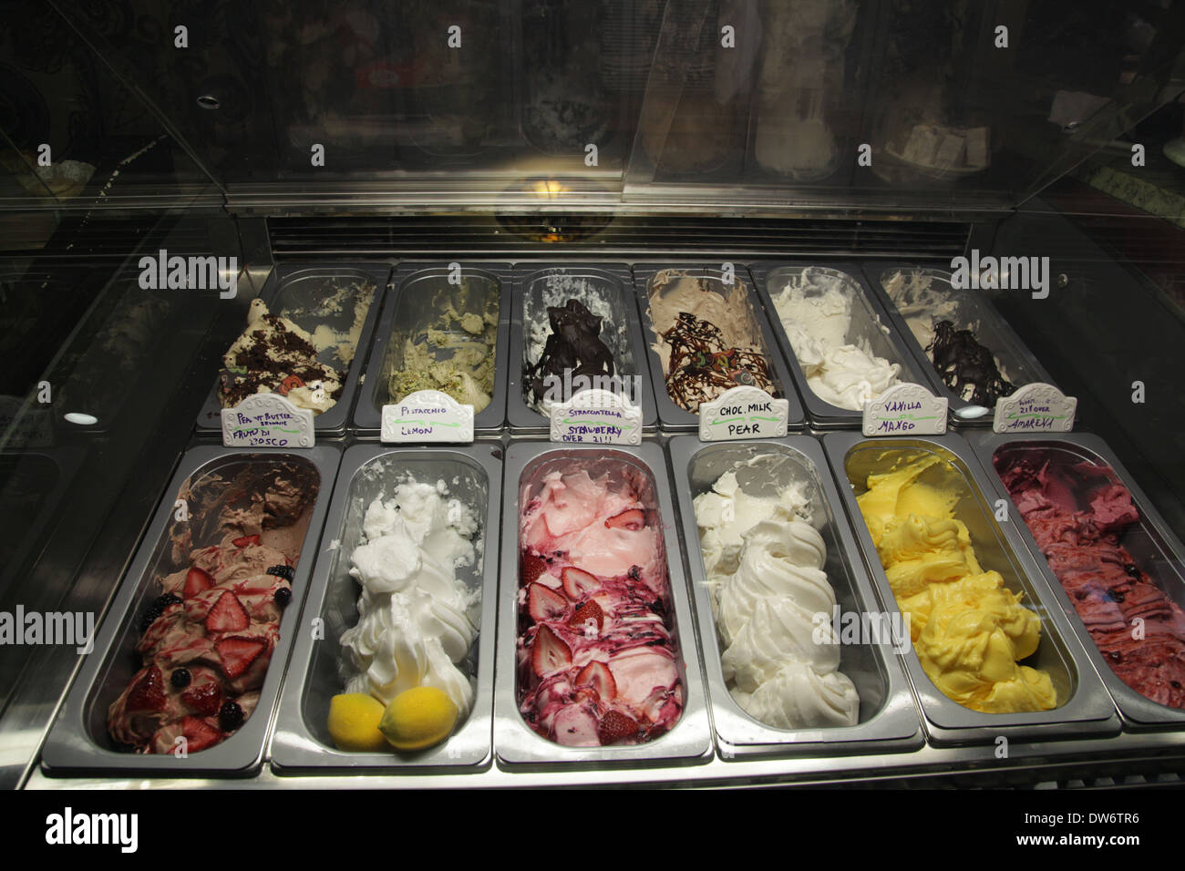 Diverse Eis Aromen In Einer Vitrine Manducatis Rustica Stockfotografie Alamy