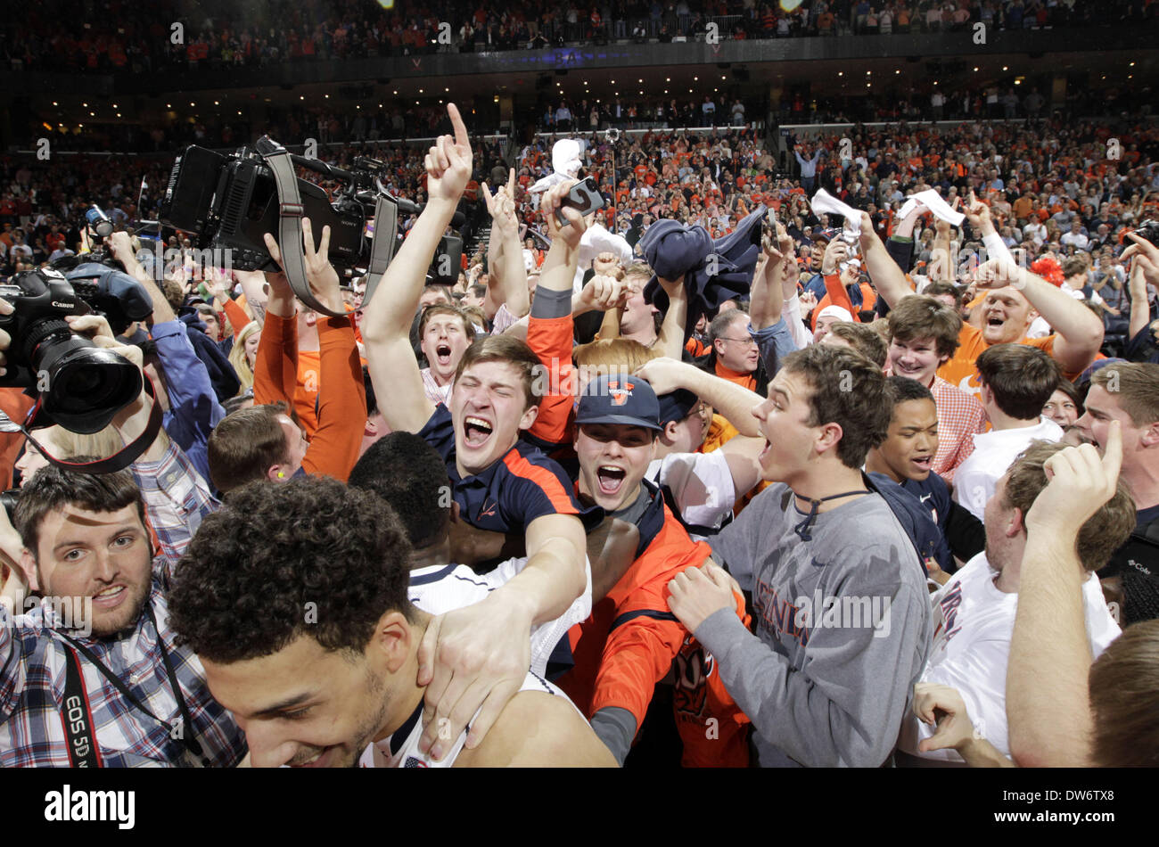 1. März 2014 - Charlottesville, Virginia, Vereinigte Staaten - Virginia Fans hetzen das Gericht nach Virginia Syrakus 75-56 in eine NCAA Basketball-Spiel Samstag, 1. März 2014 in Charlottesville, VA besiegt. (Kredit-Bild: © Andrew Shurtleff/ZUMAPRESS.com) Stockfoto