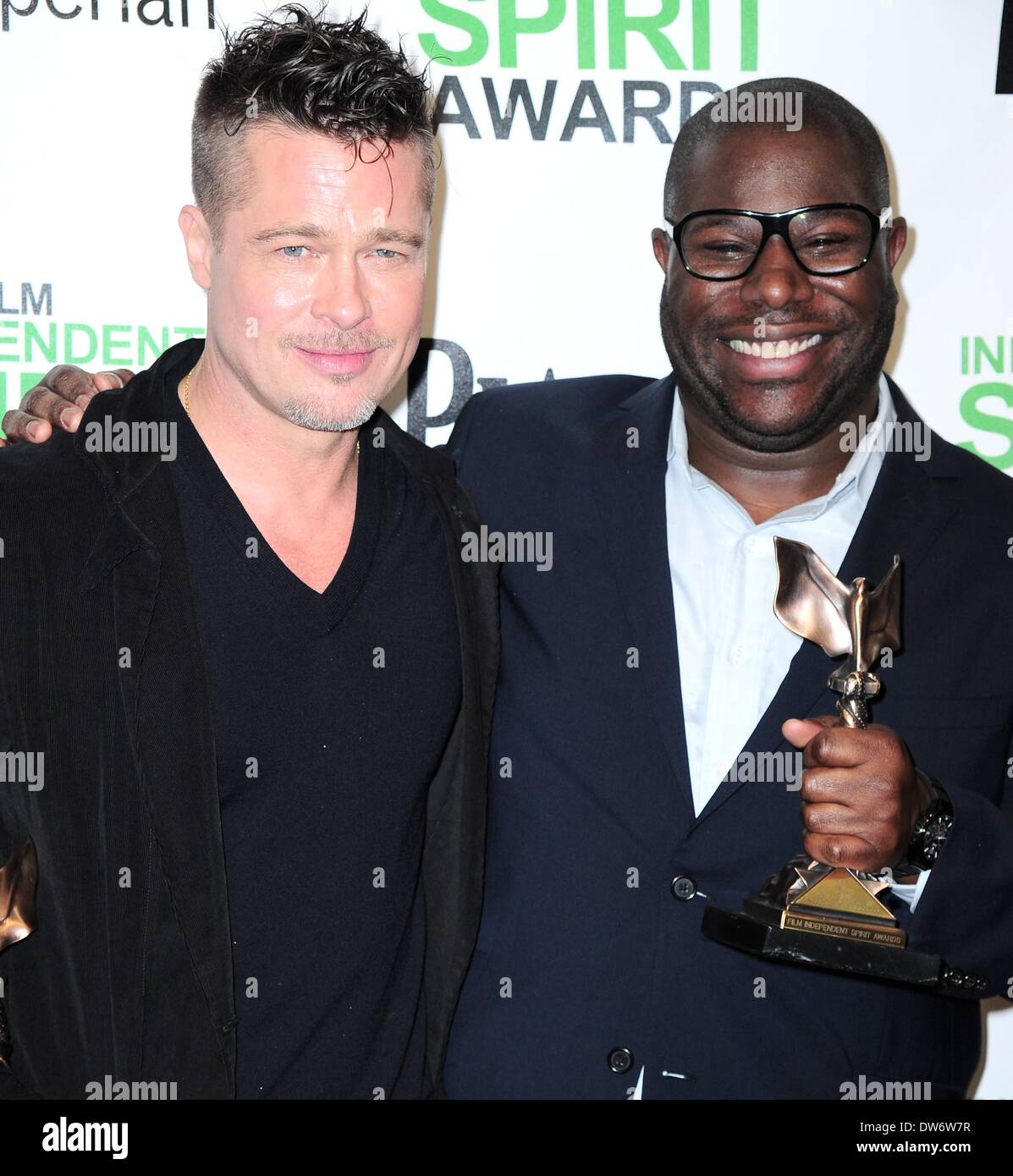 Santa Monica, CA, USA. 1. März 2014. Produzent Brad Pitt, Regisseur Steve McQueen (beste Eigenschaft für 12 Jahre ein SLAVE) im Presseraum für 2014 Film Independent Spirit Awards - PRESS ROOM, Santa Monica Beach, Santa Monica, CA 1. März 2014. Foto von: Gregorio Binuya/Everett Collection/Alamy Live-Nachrichten Stockfoto
