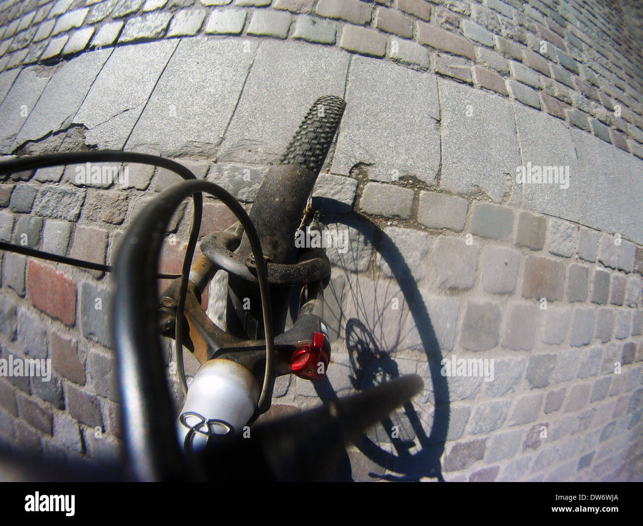 Holprige Radfahren über altes Kopfsteinpflaster, 15. Arondissement, Paris, Frankreich. Keine PR Stockfoto