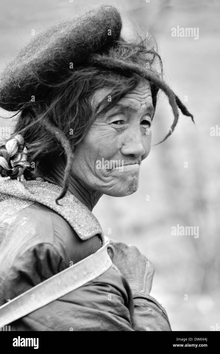 Brokpa Frau im traditionellen Yak Haar Hut, Dorf von Merak auf Merak Sakteng Trek, Ost Bhutan Stockfoto