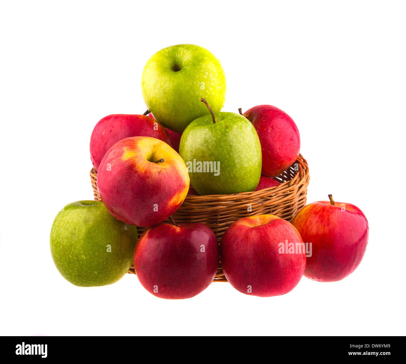 Frische rote und grüne Äpfel in einem hölzernen Korb isoliert auf weißem Hintergrund. Stockfoto