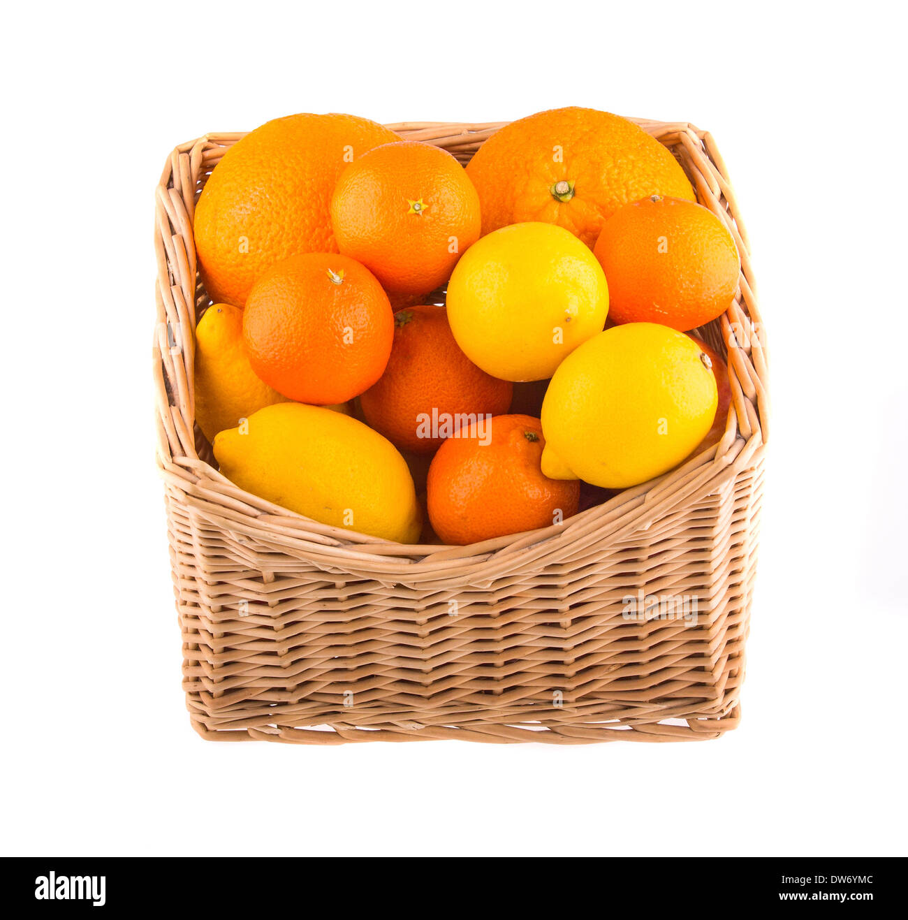 Orangen und Zitronen in einem hölzernen Korb isoliert auf weißem Hintergrund. Stockfoto