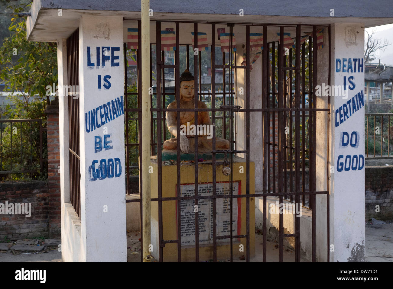 Leben und Tod Sprüche auf einem buddhistisch-Schrein in Kathmandu, Nepal. Stockfoto