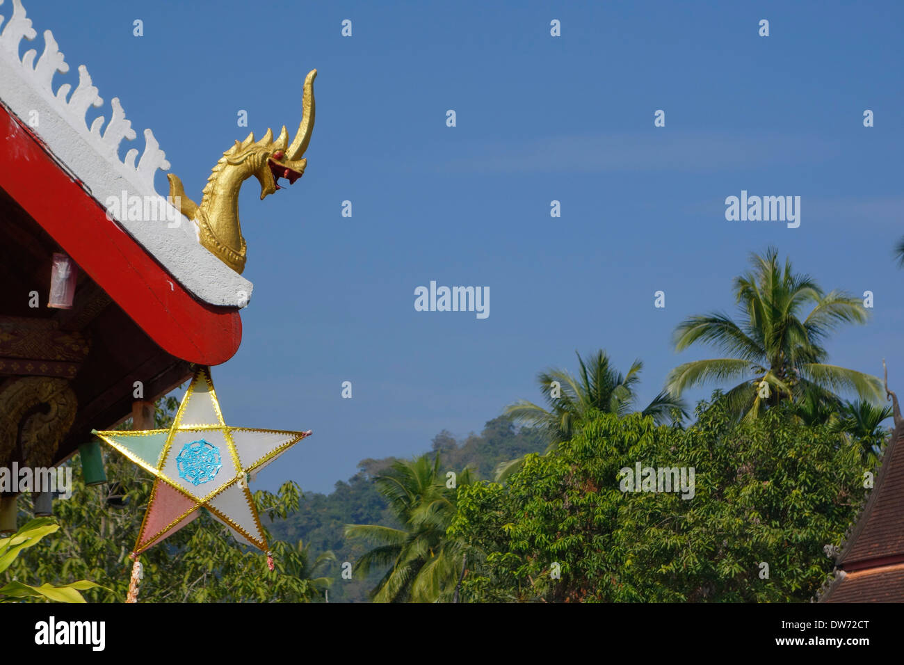 Schlange und Stern auf dem Dach eines Tempels in Luang Prabang, Laos. Stockfoto