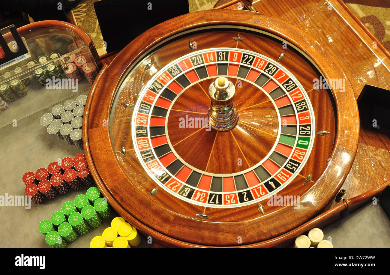 Bild mit einem Casino-Roulette-Rad mit der Kugel Vogelperspektive  Stockfotografie - Alamy