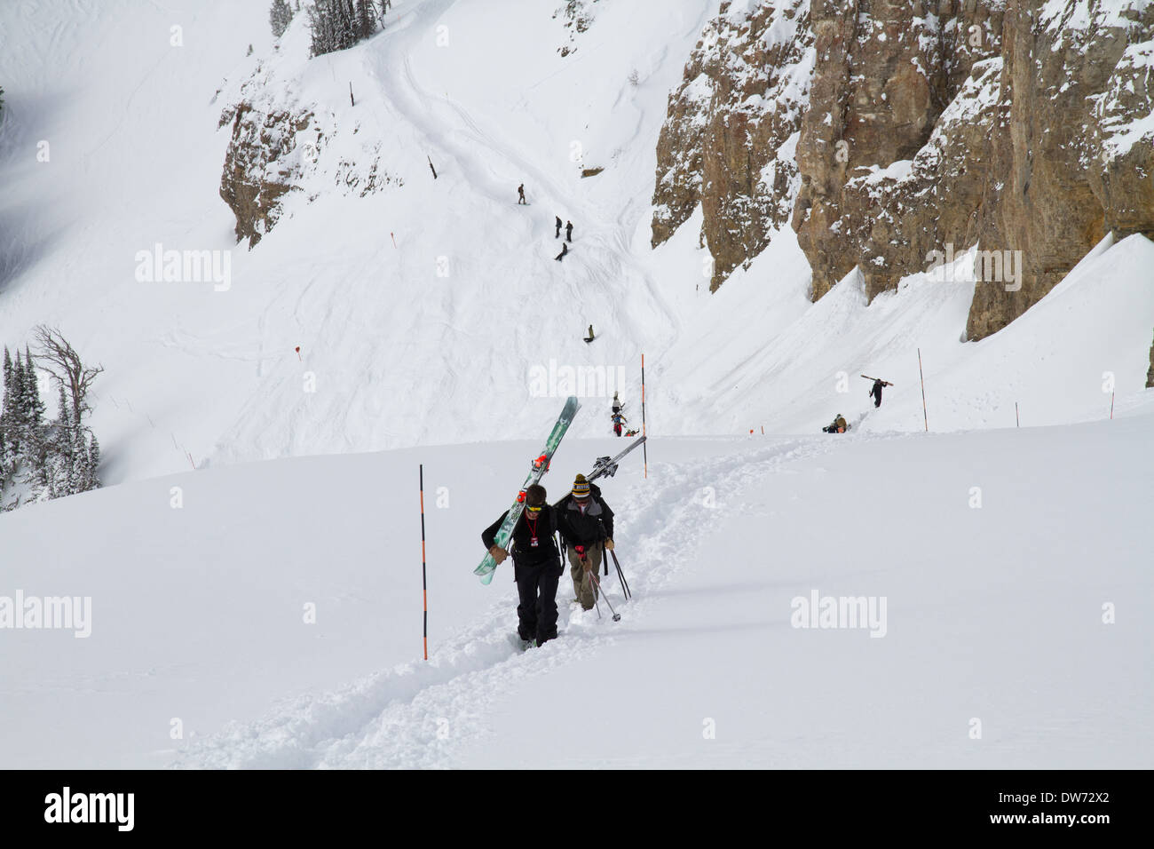 Skifahrer, die zu Fuß die Headwall, Jackson Hole, WY Stockfoto